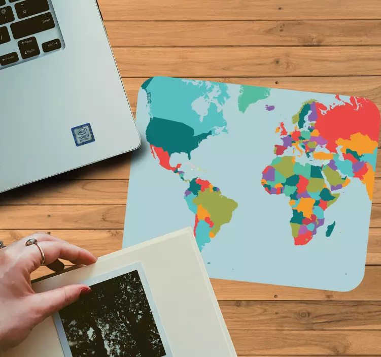 World map mouse pad with lively geographic design - TenStickers
