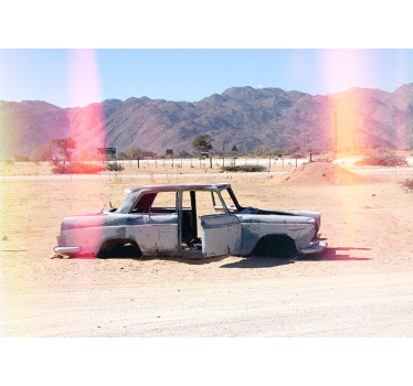 Living room blind abandoned car in desert - TenStickers