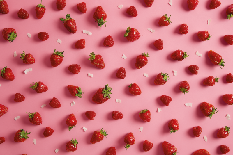 Modern placemat with strawberry pattern design - TenStickers