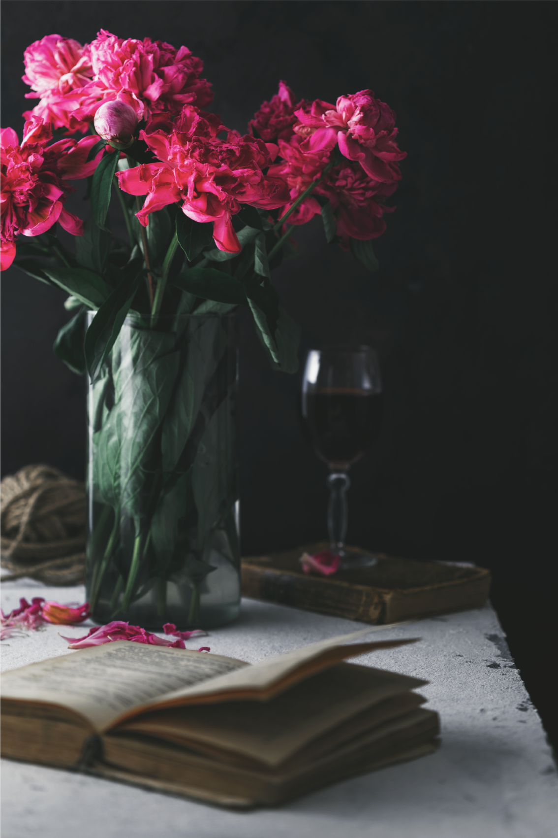 Living room poster with wine glass and vase - TenStickers