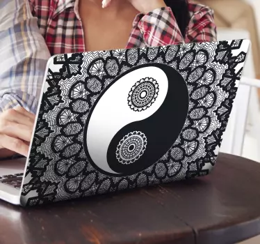 Laptop skin yin yang circle design - TenStickers