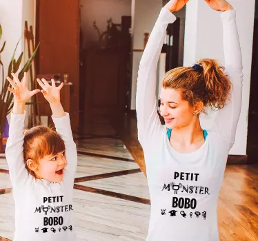 Baby t-shirt playful monster family - TenStickers