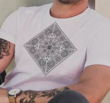 Elegant paisley pattern t-shirt - TenStickers
