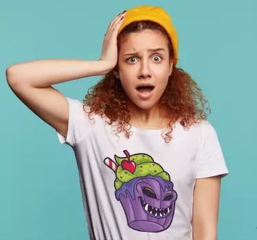 Kids t-shirt surprised cupcake expression - TenStickers