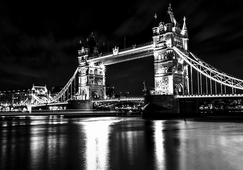 Black rug london bridge night - TenStickers
